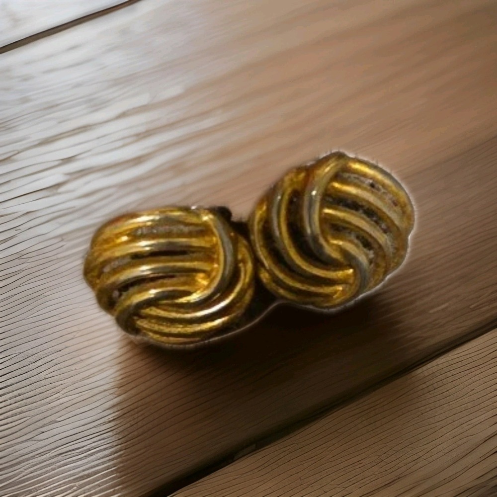 Vintage Monet Open Work Love Knot‎ Gold Tone Clip On Earrings - Picture 2 of 3